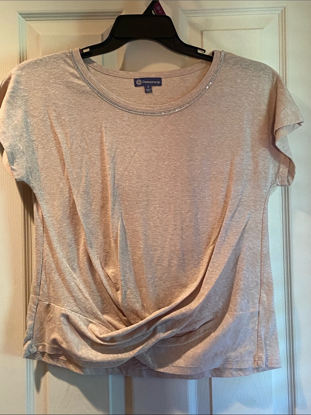 Democracy Women's Cream Short Sleeve Twist Hem Top with Shimmer Trim